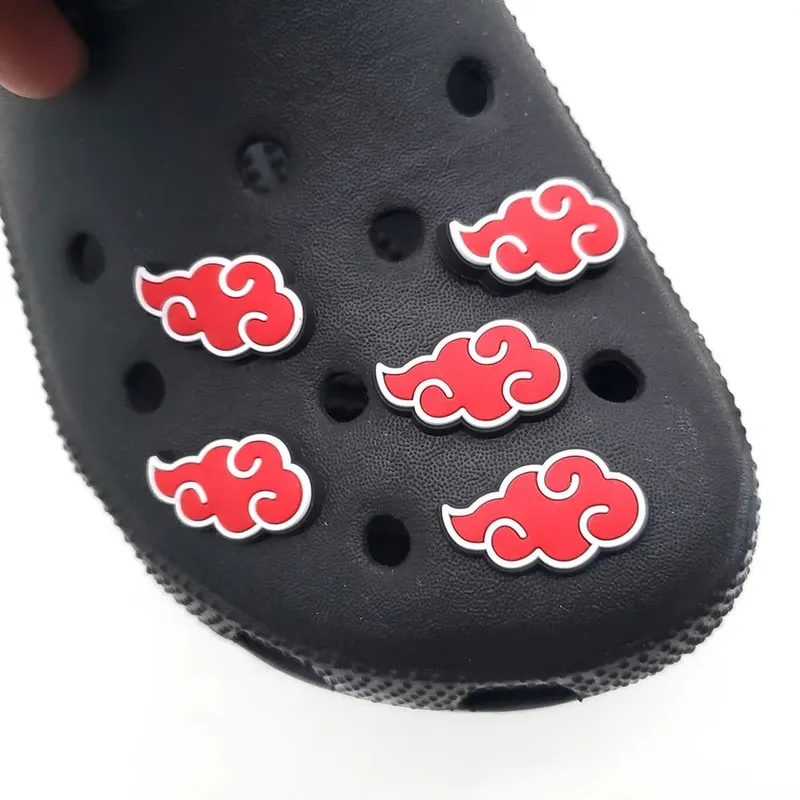"Naruto mercadoria Akatsuki organização logotipo sapato encantos sapatos com buracos fivela DIY atacado masculino"