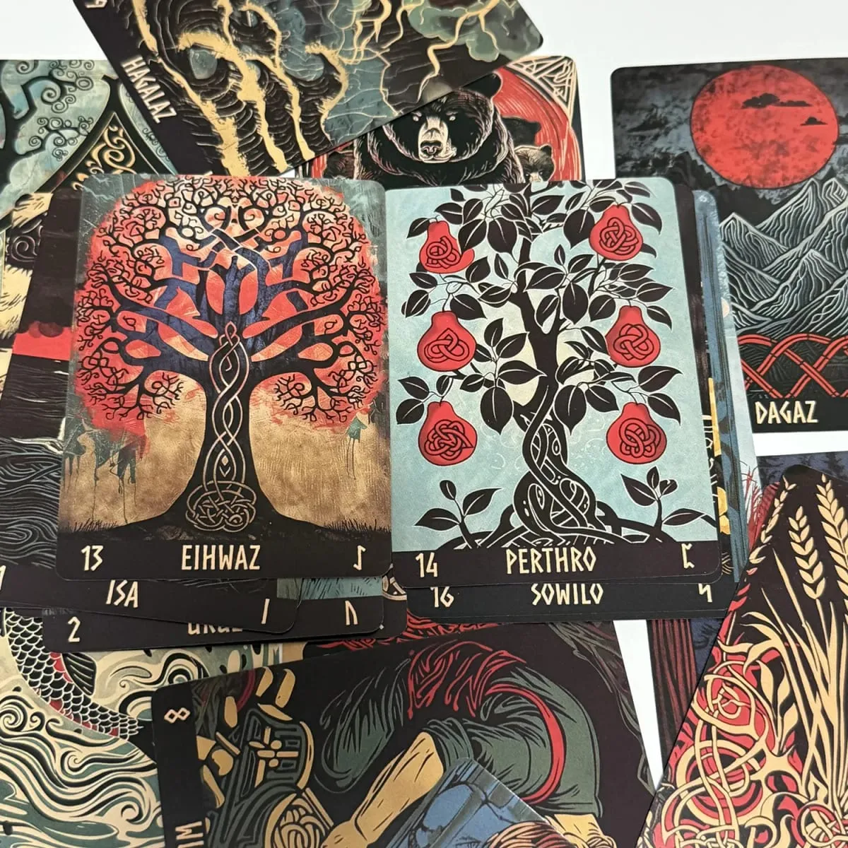 Deck de Runes gravées sur bois norvégien, 24 pièces, Version anglaise, The Elder Futhark Runes Oracle deck — image 3